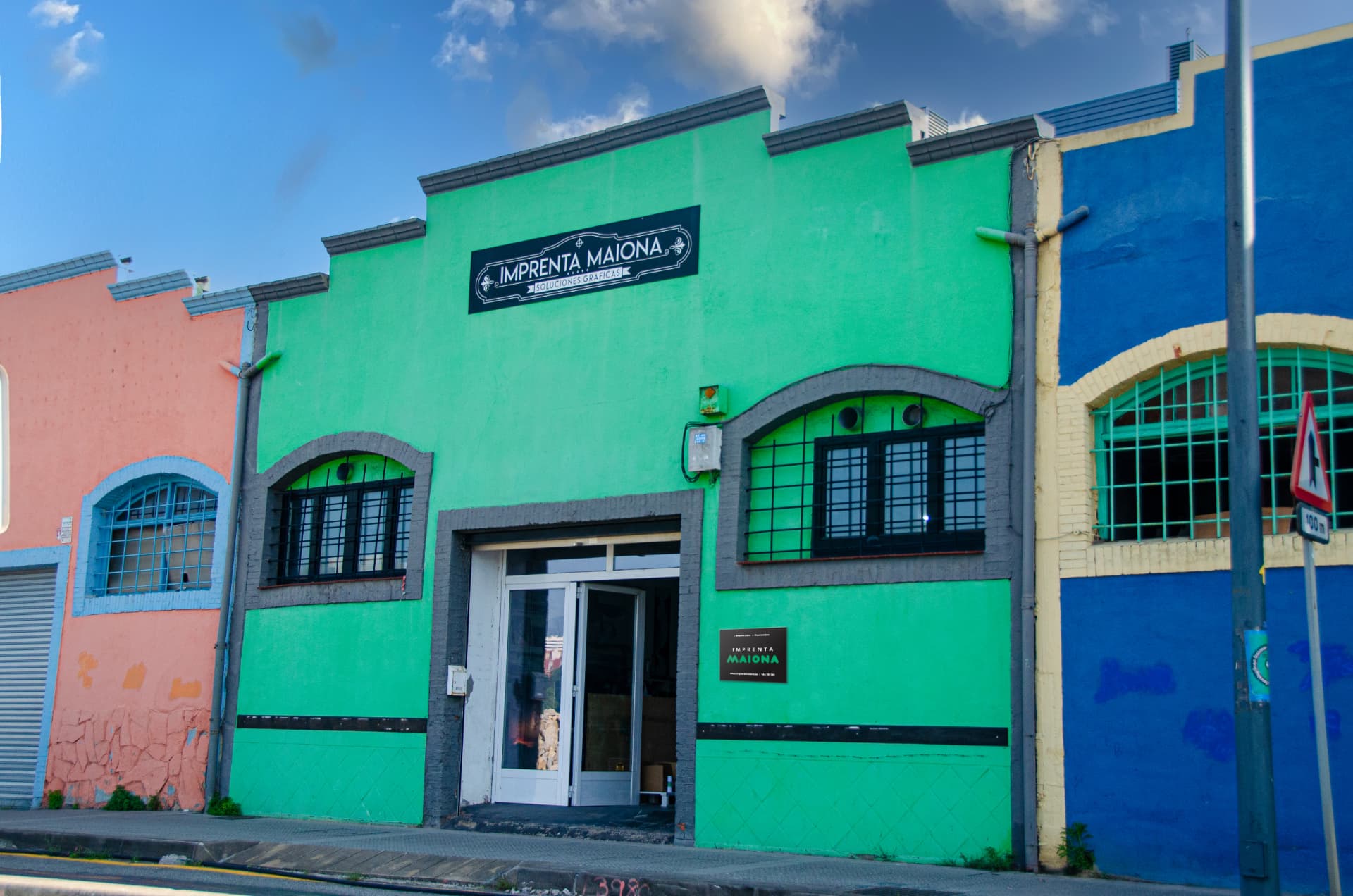 Fachada verde de la imprenta Maiona en Erandio