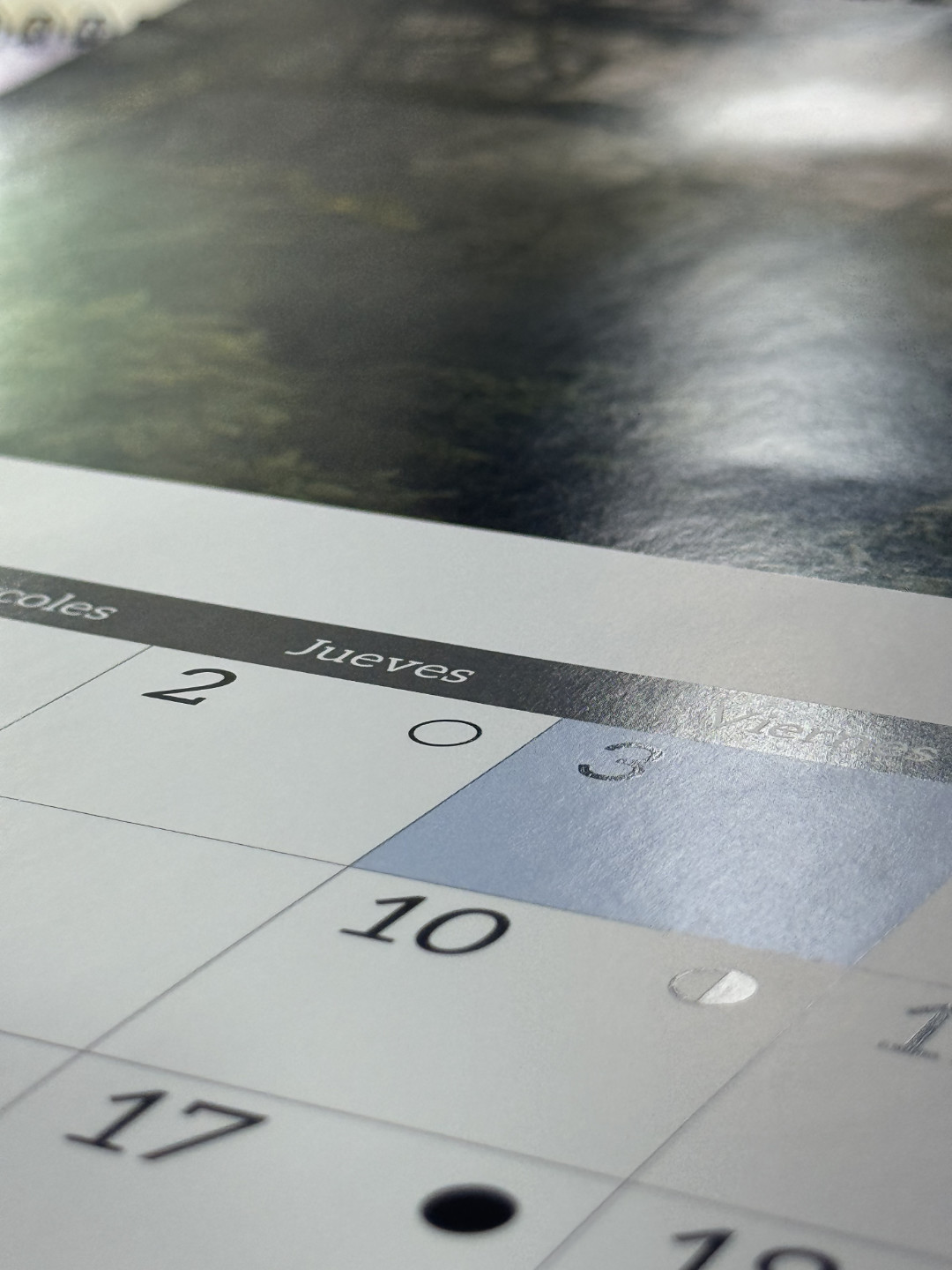Detalle del papel impreso del calendario